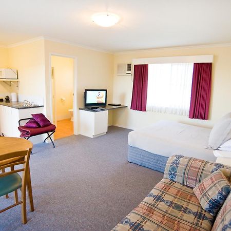 Redwood Manor Motel Apartments Warrnambool Esterno foto
