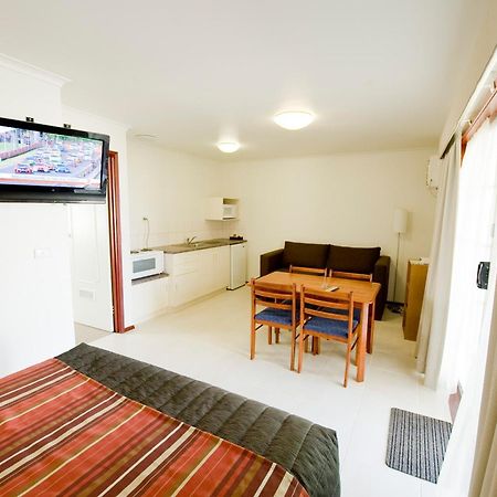 Redwood Manor Motel Apartments Warrnambool Esterno foto