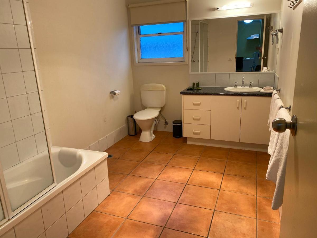 Redwood Manor Motel Apartments Warrnambool Esterno foto