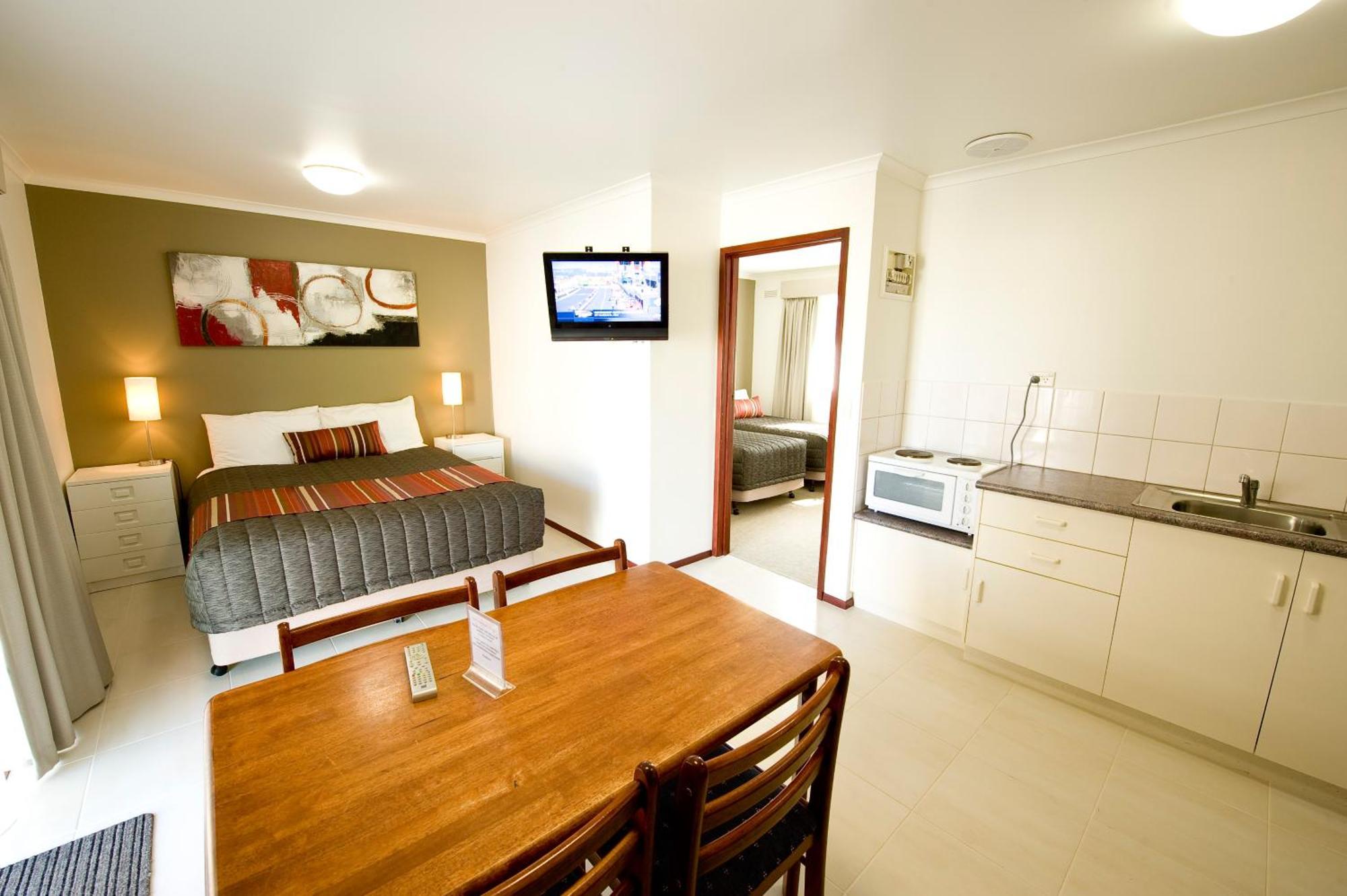 Redwood Manor Motel Apartments Warrnambool Esterno foto