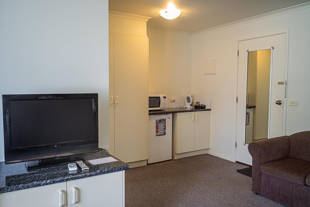 Redwood Manor Motel Apartments Warrnambool Esterno foto