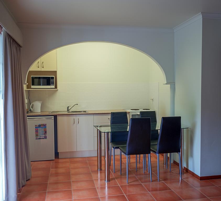 Redwood Manor Motel Apartments Warrnambool Esterno foto