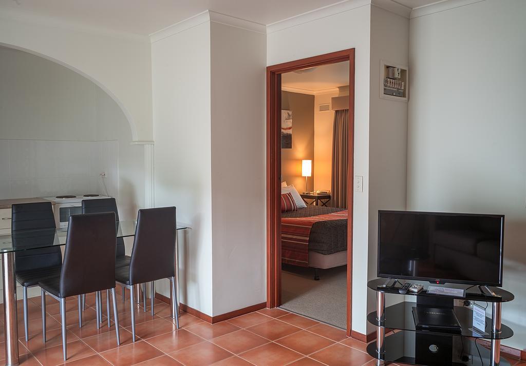Redwood Manor Motel Apartments Warrnambool Esterno foto