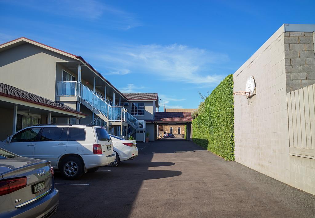 Redwood Manor Motel Apartments Warrnambool Esterno foto
