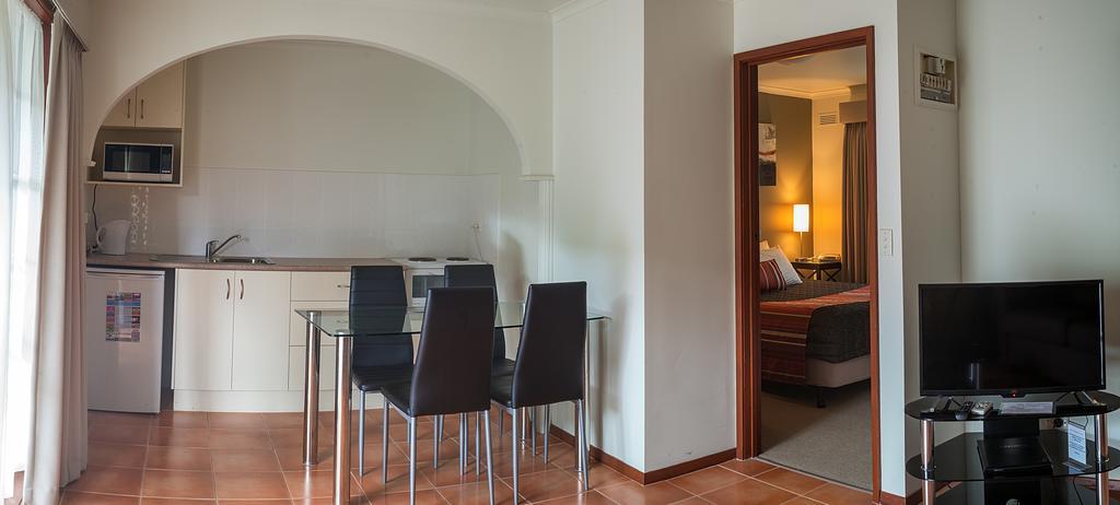 Redwood Manor Motel Apartments Warrnambool Esterno foto