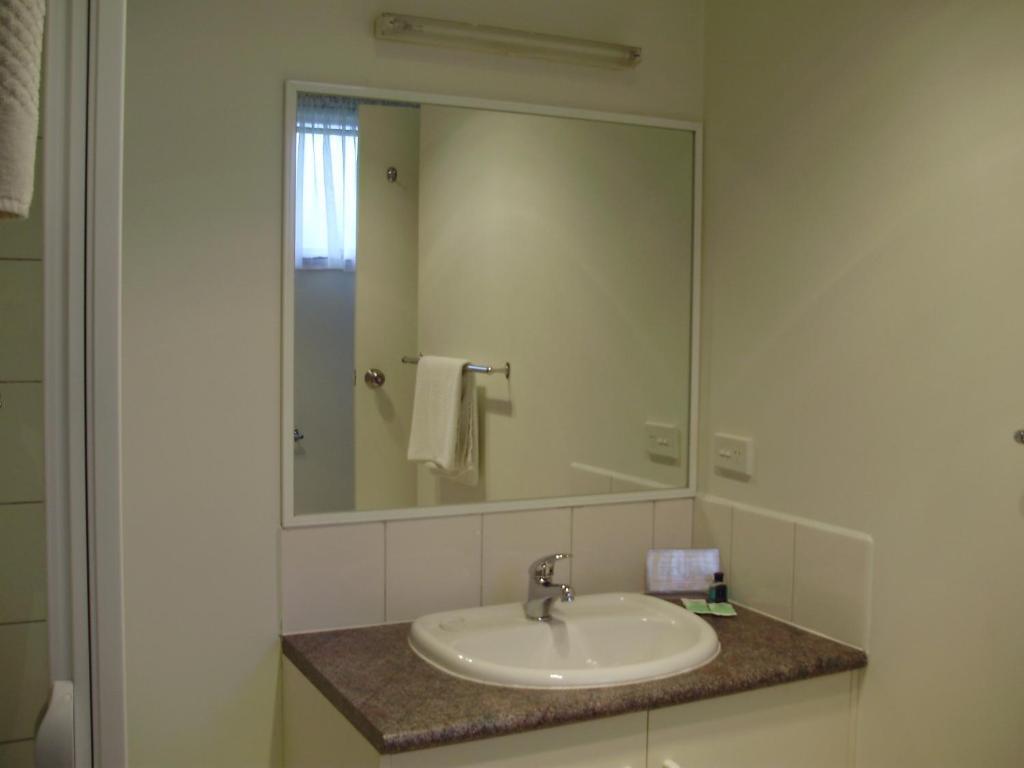 Redwood Manor Motel Apartments Warrnambool Esterno foto