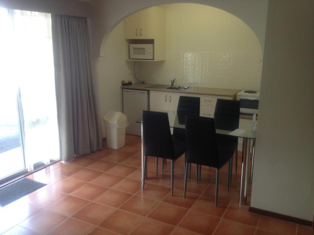 Redwood Manor Motel Apartments Warrnambool Esterno foto