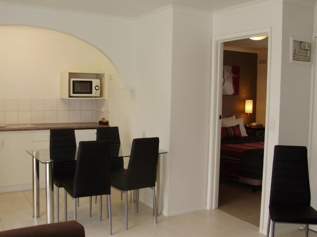 Redwood Manor Motel Apartments Warrnambool Esterno foto