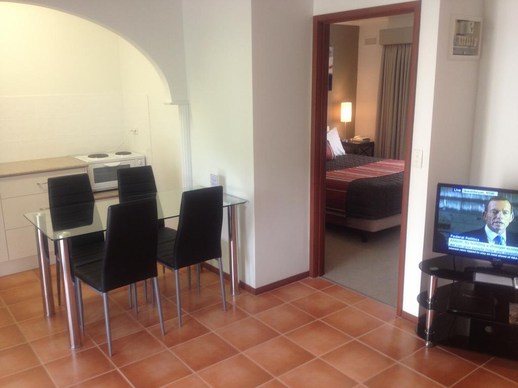 Redwood Manor Motel Apartments Warrnambool Esterno foto